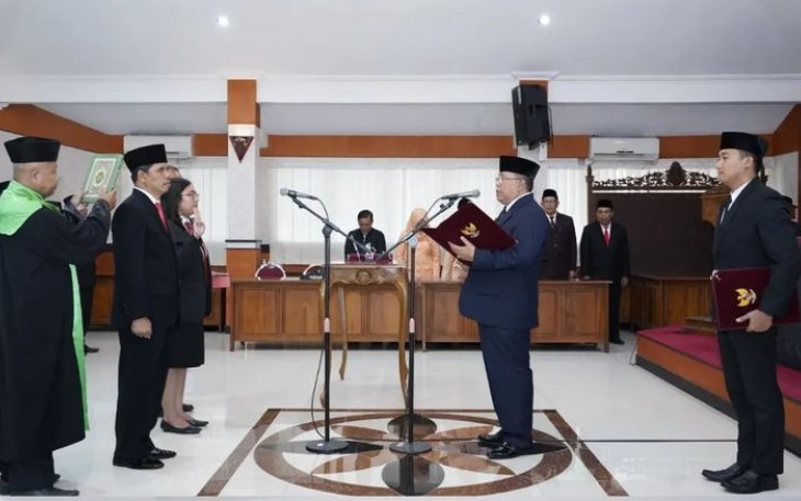 Walikota Blitar Santoso saat Lantik Pejabat Pemkot Blitar yang Dimutasi atau Dirotasi.