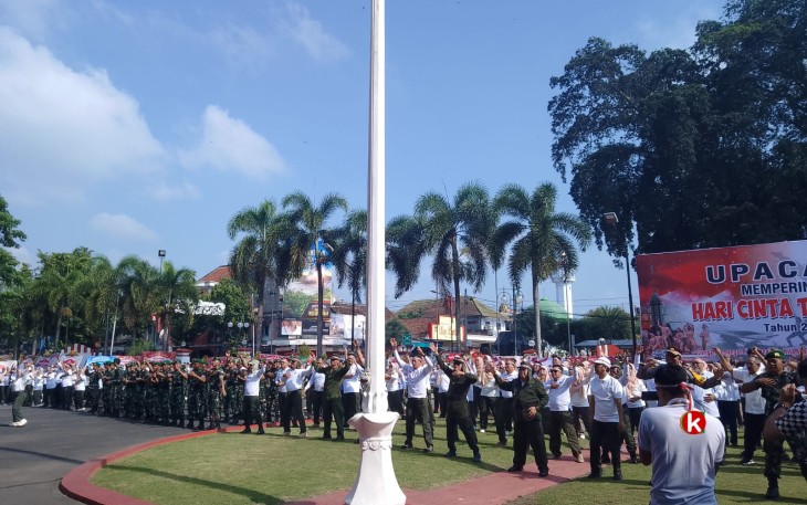 Suasana Flashmob di Halaman Kantor Walikota Blitar Memperingati Hari Cinta Tanah Air yang Dipimpin Walikota Blitar Santoso (Foto : Faisal NR / Klikwarta.com)