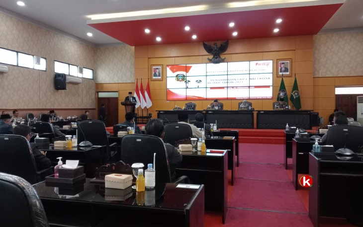 Walikota Blitar Santoso Sampaikan LKPJ Walikota Blitar Tahun 2023 di Forum Sidang Paripurna DPRD Kota Blitar, Selasa 20 Februari 2024. (Foto : Faisal NR / Klikwarta.com)