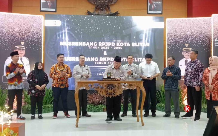 Walikota Blitar Santoso Saat Tandatangani Berita Acara Musrenbang RKPD Kota Blitar Tahun 2025 (Foto : Faisal NR / Klikwarta.com)