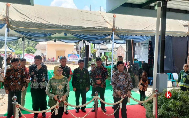 Bupati Blitar Rini Syarifah Meresmikan Pasar Patok Sidorejo Ponggok (Foto : Faisal NR / Klikwarta.com)