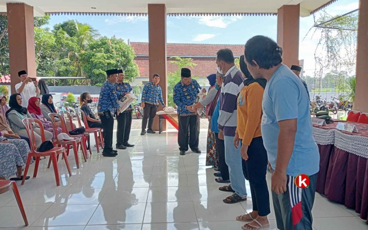 Walikota Blitar Santoso Secara Simbolis Bagikan Beras Kesejahteraan Daerah ke Warga Kelurahan Gedog Kecamatan Sananwetan (Foto : Faisal NR / Klikwarta.com)