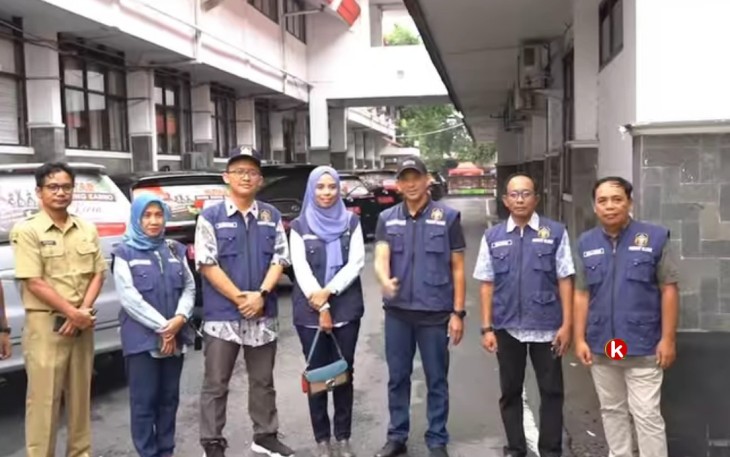 Sekda Kota Blitar Priyo Suhartono Didampingi Sejumlah Pejabat Pemkot Blitar Seusai Sidak Mobdin yang Tidak Boleh untuk Mudik dan Liburan Lebaran Tahun 2024 (Foto : Faisal NR / Klikwarta.com)
