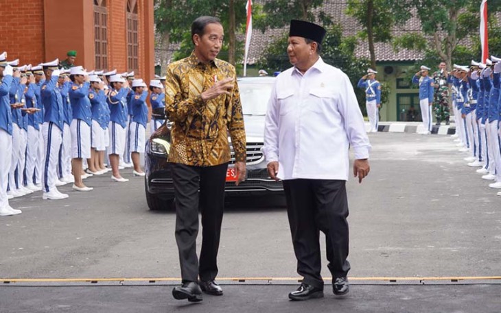 Presiden Republik Indonesia Bapak H. Ir. Joko Widodo, didampingi oleh Menteri Pertahanan RI Letnan Jenderal (Letjen) TNI (Purn) Prabowo Subianto saat menyambangi Akademi Militer di Magelang, Senin 29 Januari 2024.
