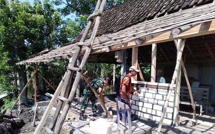 Babinsa Warurejo saat Bantu Warga Renovasi Rumah milik ibu Sarmi warga Desa Warurejo, Kecamatan Balerejo, Kabupaten Madiun, Minggu (18/2/2024).