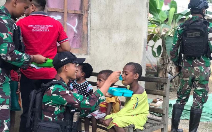 Satgas Yonif 623 saat menyuapi soarang Balita