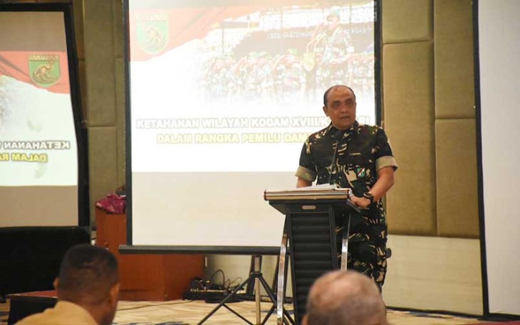 , Pangdam XVIII/Kasuari, Mayjen TNI Ilyas Alamsyah, S.E., M.Tr.(Han)., CGCAE., dalam paparannya saat menjadi salah satu narasumber dalam acara Rapat Kerja (Raker) Bupati se-Papua Barat, yang dilaksanakan di Swiss-Belhotel, Manokwari, Papua Barat, pada Selasa (6/2/2024).