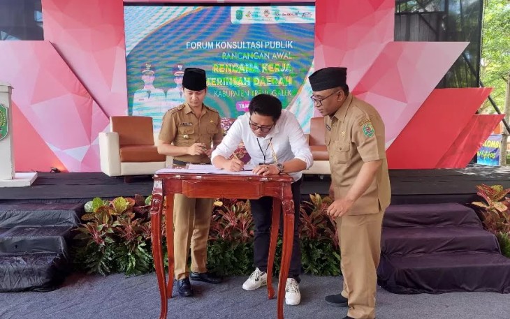 Kepala BPJS Ketenagakerjaan Cabang Blitar Hendra Elvian Saat Tandatangani Kerjasama dengan Pemkab Trenggalek Tahun 2024