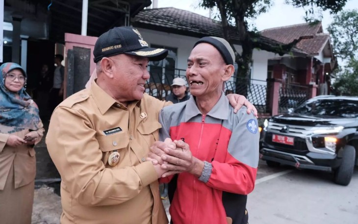 Wali Kota Depok, Mohammad Idris (kiri) bersama salah satu pengungsi bencana alam di Desa Mekarsari, Kecamatan Nyalindung, Kabupaten Sukabumi, Jawa Barat , Senin (09/12/24)