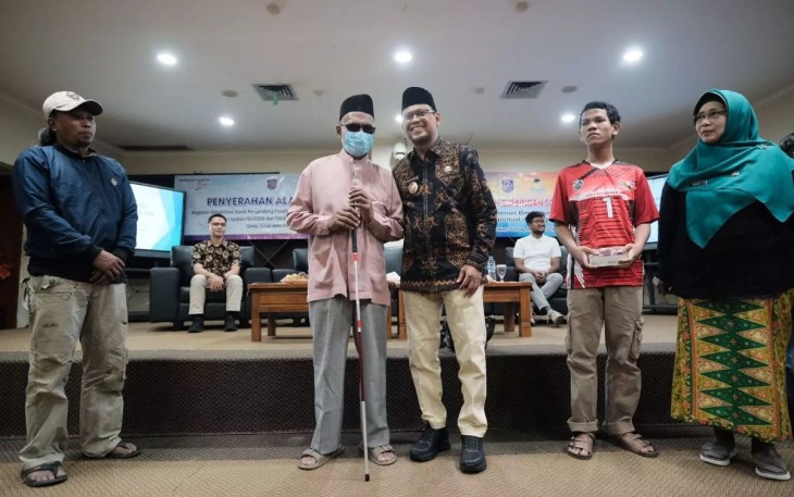 Wakil Wali Kota Depok Imam Budi Hartono (tiga dari kanan) saat menyerahkan alat bantu tongkat kepada penyandang disabilitas di Aula Perpustakaan Umum Kota Depok, Kamis (12/09/24).