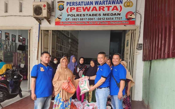Ketua Pewarta Berbagi Sembako ke Kaum Dhuafa dan Janda