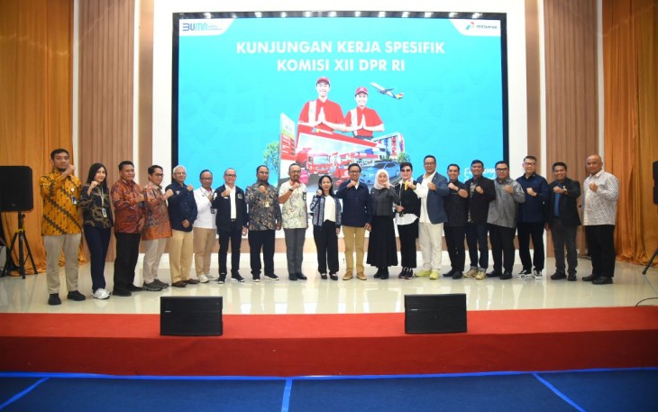 Wakil Ketua Komisi XII DPR RI, Bambang Haryadi, dalam foto bersama usai memimpin pertemuan dengan jajaran direksi TBBM Kertapati di Palembang, Sumatera Selatan, Jumat (8/11/2024).