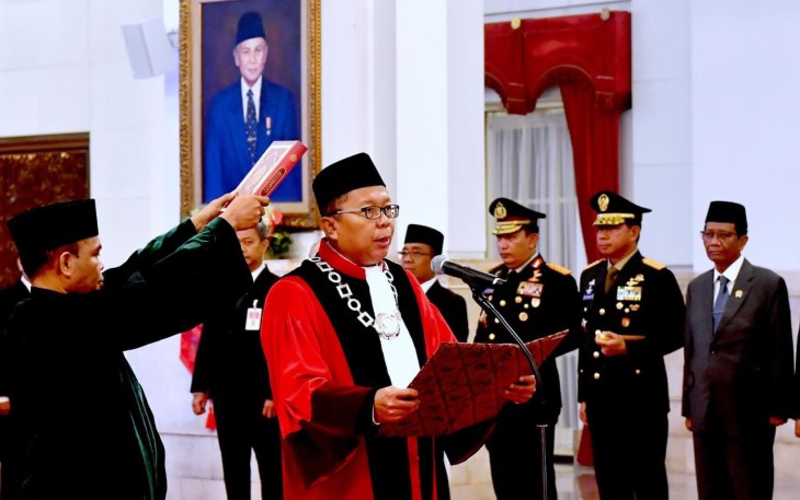 Pelantikan Hakim Mahkamah Konstitusi dan Anggota Komisi Pengawas Persaingan Usaha (KPPU) oleh Presiden RI Joko Widodo, bertempat di Istana Negara, Jakarta Pusat, Kamis (18/01/2024).