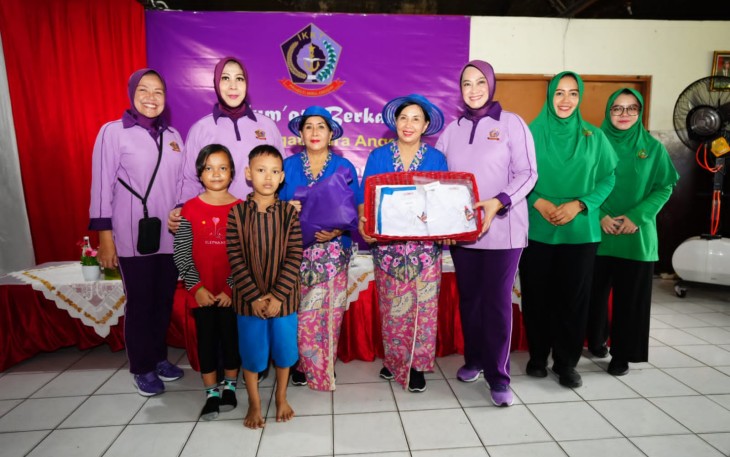 Ketum IKKT PWA saat Kunjungi Sekolah Darurat Kartini Ibu Kembar