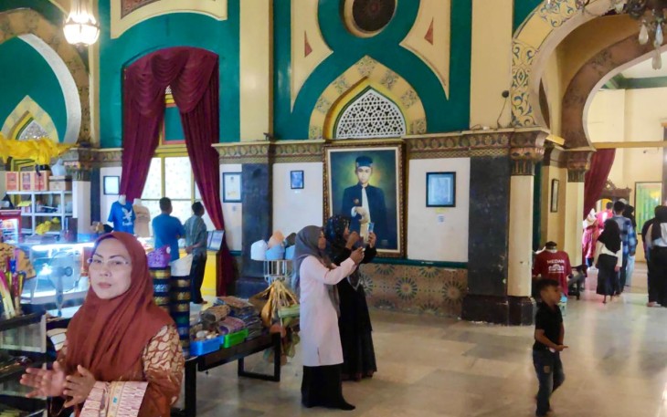 Istana Maimun salah satu objek wisata yang dibanjiri oleh masyarakat saat libur Natal dan Tahun Baru (Nataru) di Sumatera Utara, Medan, Jum'at (27/12/2024).