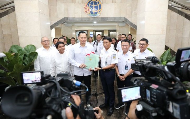 Menteri Agraria dan Tata Ruang/Kepala Badan Pertanahan Nasional (ATR/BPN) Agus Harimurti Yudhoyono menyerahkan dua Sertifikat Hak Pengelolaan (HPL) kepada Direktur Utama PT Kereta Api Indonesia (KAI) Persero di Jakarta, Kamis (30/5)