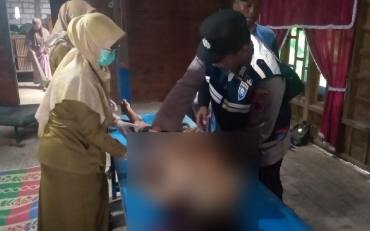 Korban tenggelam saat diperiksa pihak nakes bersama Polsek Jakenan 