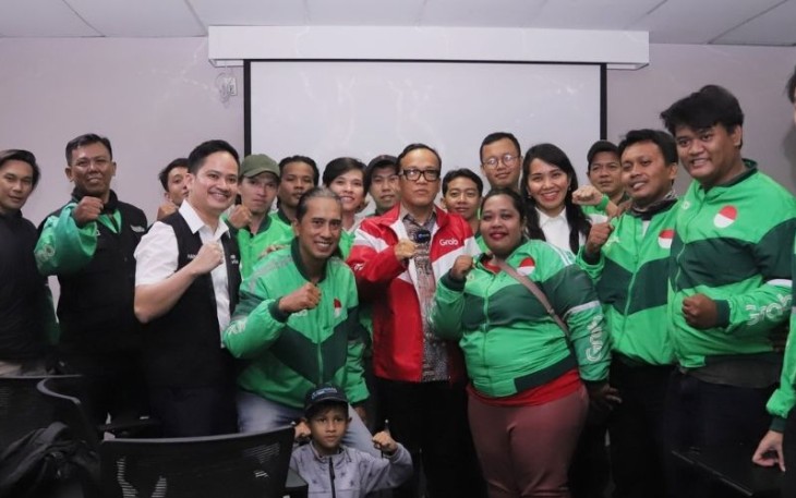 Wamenaker Immanuel Ebenezer Gerungan bersama pengemudi ojol di kawasan Cilandak, Jum'at (8/11)