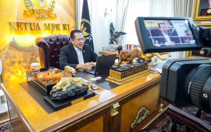 Ketua MPR RI sekaligus Wakil Ketua Umum Partai Golkar dan Ketua Dewan Pembina Perhimpunan Alumni Doktor Ilmu Hukum Universitas Padjajaran (UNPAD) Bambang Soesatyo menjadi penguji/oponen ahli Sidang Promosi Doktor Mahasiswa Ilmu Hukum UNPAD Devit Achmad Gustiyawan, secara virtual dari Jakarta, Senin (15/1)