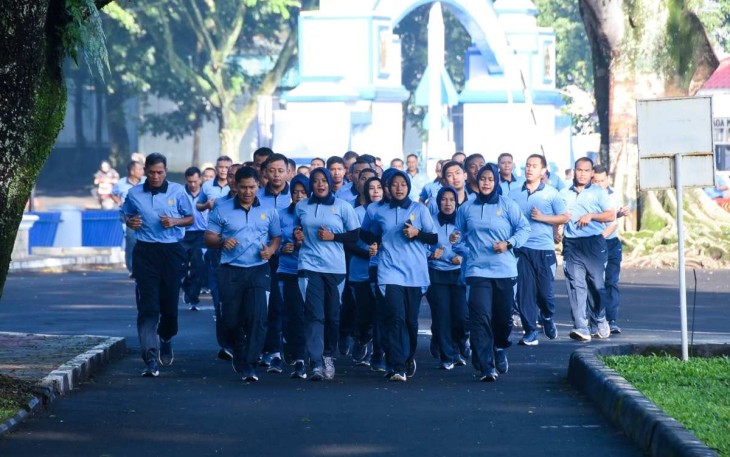 Komando Pemeliharaan Materiel TNI Angkatan Udara (Koharmatau) secara rutin melaksanakan olahraga setiap Selasa dan Jumat. Kegiatan ini tidak hanya menjadi momen untuk memeriksa kesiapan operasional, namun juga sebagai sarana untuk membangun kebersamaan dan semangat korsa di antara personel Koharmatau, Bandung, Jumat (05/01/2024)