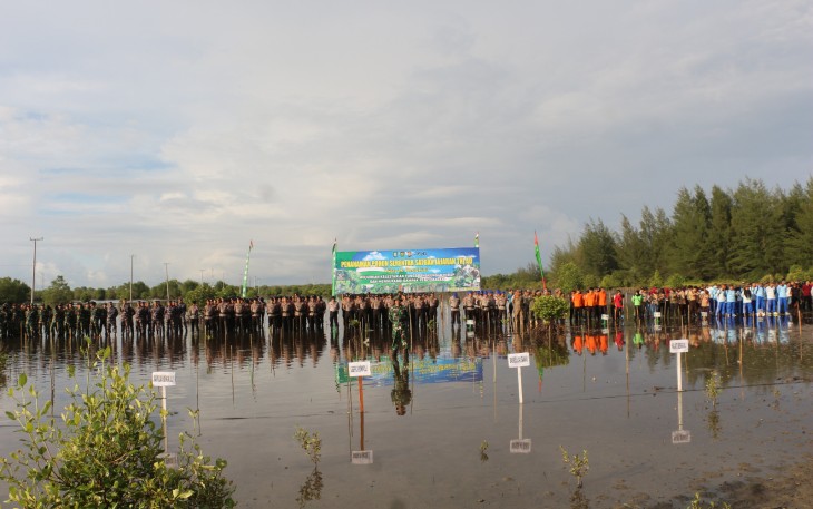 Korem 041/Gamas Kodam II/Swj melaksanakan gerakan penanaman pohon di Jl. Pelabuhan, Kel. Sumber Jaya, Kec. Kampung Melayu Kota Bengkulu, Senin (15/01/2024)