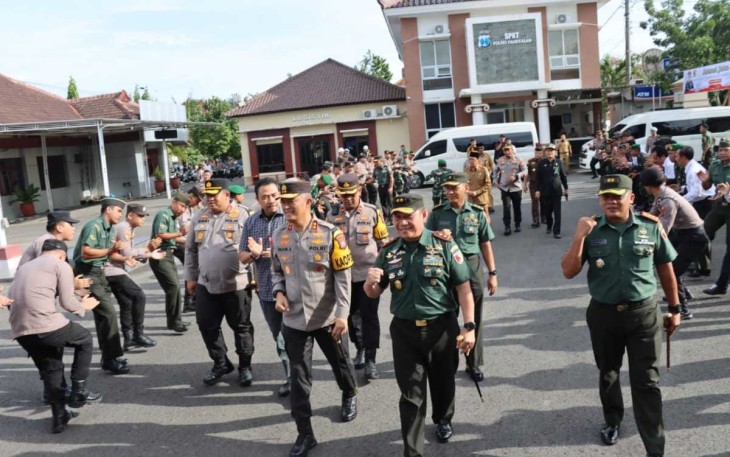 Panglima Kodam V/Brawijaya Mayor Jenderal TNI Rafael Granada Baay, S.E., M.M bersama Kapolda Jawa Timur Irjen Pol Drs. Imam Sugianto,M.Si melakukan Kunjungan Kerja (Kunker) di Polres Pamekasan