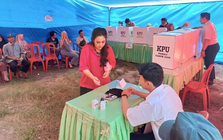 Calon DPD RI Dapil Bengkulu Elisa Ermasari menggunakan hak pilihnya pada Pemilu serentak 14 Februari 2024.