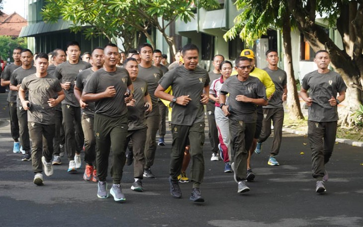 Pangdam IX/Udayana, Mayjen TNI Harfendi, S.I.P., M.Sc., memimpin olahraga bersama di Lapangan Apel Makodam IX/Udayana, Denpasar, pada Selasa (5/3/2024).