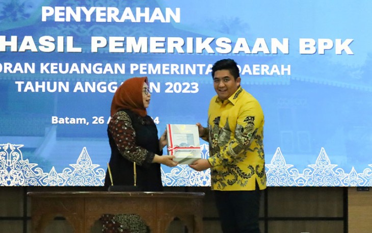 Bupati Bintan saat Terima LHP Keuangan Pemda Bintan TA 2023 dengan Opini WTP dari BPK RI Perwakilan Provinsi Kepri