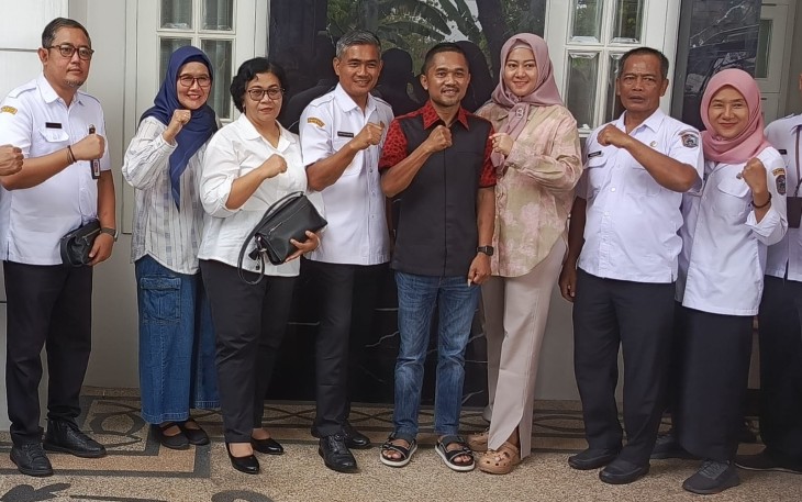 Anjangsana rombongan Pj Bupati Karanganyar ke rumah pribadi Wakil Bupati Karanganyar periode 2008 - 2013, Paryono, di Ringin Asri, Bejen, Karanganyar, Jumat (31/10/2024)
