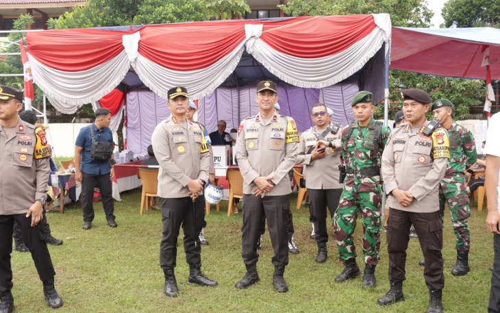 Wakapolda Metro Jaya Brigjen Pol Suyudi Ario Seto dan Kapolres Metro Jakarta Barat Kombes Pol M Syahduddi bersama sejumlah pejabat utama melaksanakan patroli sekaligus peninjauan sejumlah Tempat Pemungutan Suara (TPS) di wilayah Jakarta Barat, Rabu (14/2/2024)