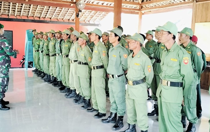 Babinsa Karanganyar Latih Linmas