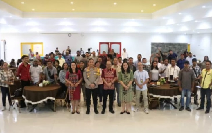 Foto Bersama rekan-rekan media cetak elektronik dan online
