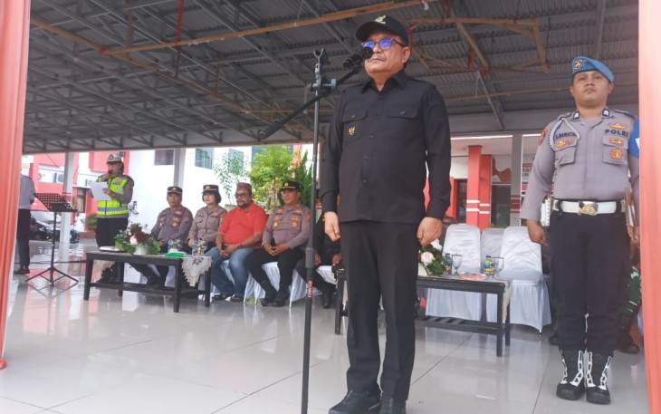 Wali Kota Bitung Maurits Mantiri saat memimpin apel kesiapan dalam rangka pengamanan malam takbiran dan sholat Idul Adha 1445 H