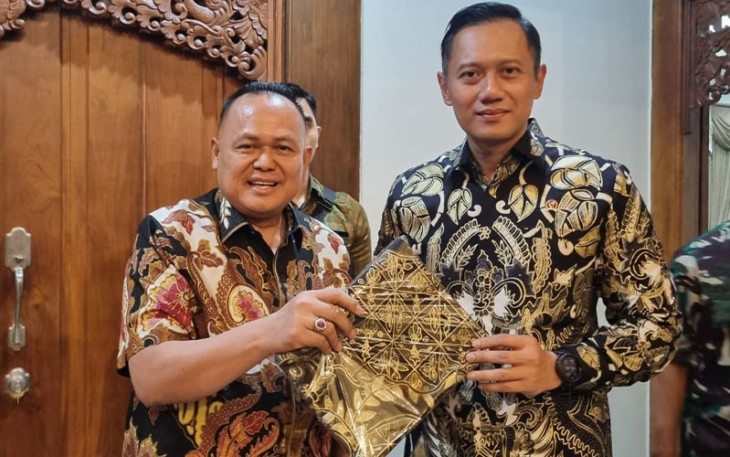Bendahara DPD Demokrat Jawa Timur dr Agung Mulyono ikut menyambut kedatangan Ketum Partai Demokrat Agus Harimurti Yudhoyono (AHY) dI ruangan VIP Bandara Juanda Surabaya pada Jumat (19/4/2024).