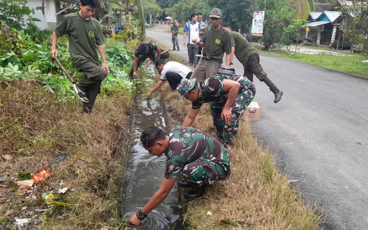 Prajurit Koramil 1001-12/Halong, Polsek Halong dan Warga Bersihkan Drainase dari Sampah