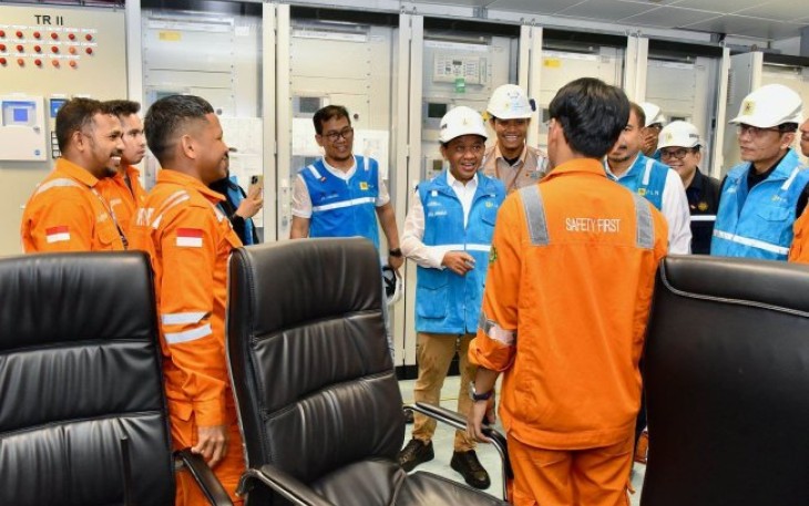 Menteri ESDM Bahlil Lahadalia saat meninjau kesiapan nataru di BMPP Nusantara 1 Kota Ambon, Rabu (18/12)