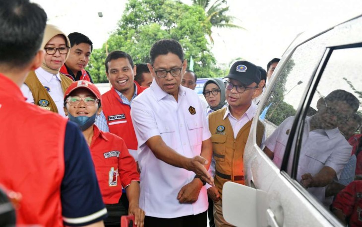 Wamen ESDM Yuliot saat pengecekan pengisian BBM di SPBU, Sabtu (28/12)