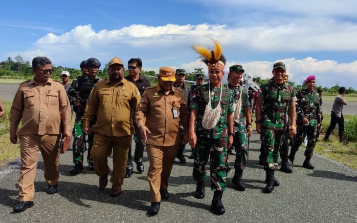 Kasdam XVII/Cenderawasih dan Danrem 172/PWY Diterima Dandim 1715/Yahukimo dan Forkopimda di Bandara Nop Goliat Dekai untuk Penutupan TMMD ke-119