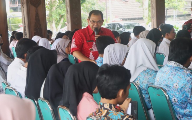 Peneliti dari Perkumpulan untuk Pemilu dan Demokrasi (Perludem), Heroik Mutaqin Pratama, saat menjadi narasumber pada Sosialisasi Pendidikan Politik bagi Pemilih Pemula, di Pendapa Rumah Dinas Bupati Semarang di Ungaran, Rabu (7/2/2024).