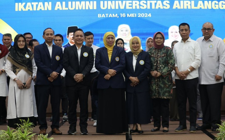 Khofifah Indar Parawansa Lantik Ikatan Alumni UNAIR Kepri