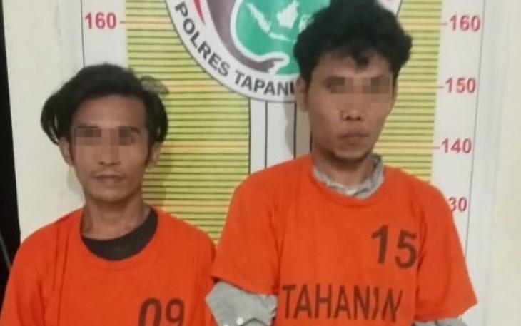 Kedua pria berikut barang bukti 2 ball ganja 1.5 Kg usai ditangkap personel Sat Resnarkoba Polres Tapsel
