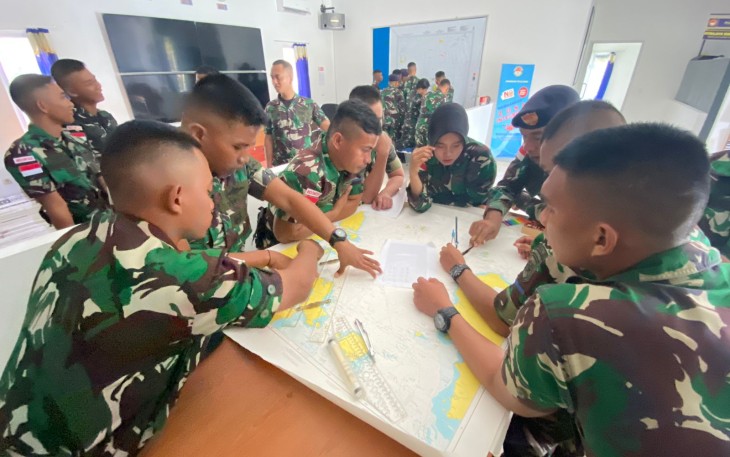 Prajurit Bintara dan Tamtama Pangkalan TNI Angkatan Laut (Lanal) Ranai Korps  Bahari berlatih cara menentukan posisi kapal (Plotting)