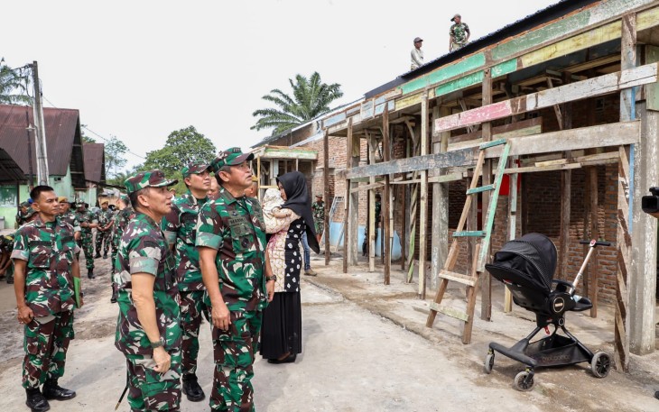 Pangdam I/BB, Mayjen TNI Mochammad Hasan mendampingi Kasad, Jenderal TNI Maruli Simanjuntak, MSC, meninjau progres pembangunan rumdis (rumah dinas) prajurit dan rehab Kantor Koramil di jajaran Kodam I/Bukit Barisan, Selasa (13/2/2024)
