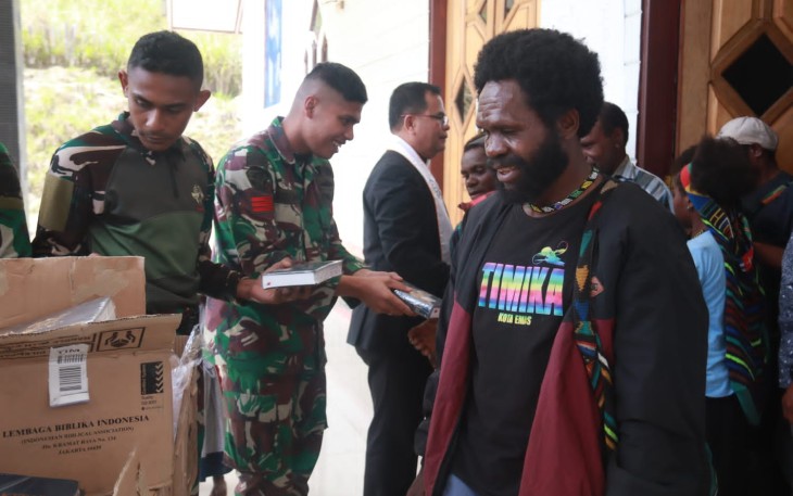 Satgas Pamtas Mobile Yonif 330 Tri Dharma Kostrad membagikan 100 Alkitab untuk masyarakat umat Kristiani Intan Jaya bertempat di Gereja Kemah Injil Indonesia (GKII) Antiokhia, distrik Sugapa, Kab. Intan Jaya, Prov. Papua Tengah, Minggu (25/02/2024)