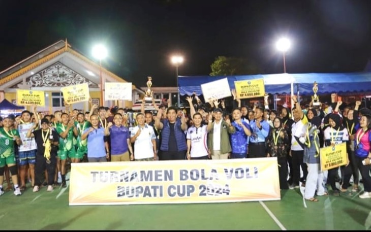 Foto bersama usai Laga Final Bola Voli Bupati Cup 2024