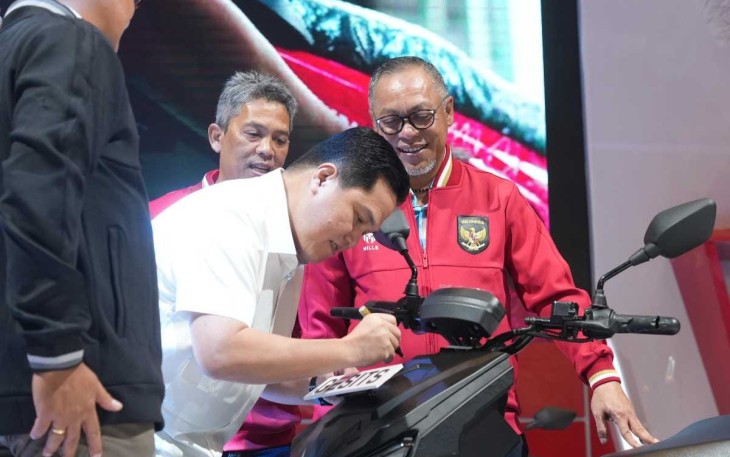 Ketua Umum PSSI, Erick Thohir saat Peluncuran Sepeda Motor Listrik GESITS Timnas Indonesia, Minggu (18/2).