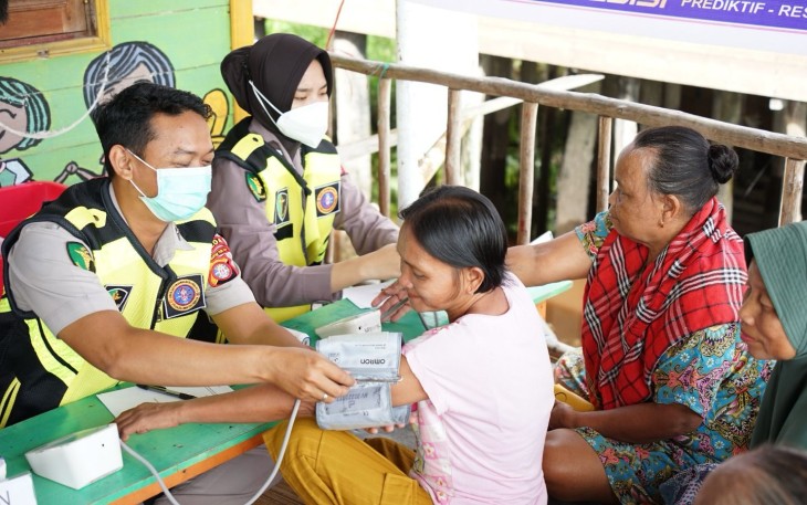 Rumkit Bhayangkara Beri Layanan Kesehatan Gratis Bagi Warga Bantaran Sungai 