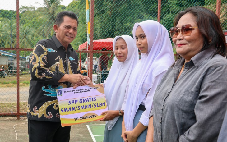 Gubernur Ansar Ahmad saat Salurkan Bantuan Senilai Rp523,2 Juta di Kecamatan Pancur, Kabupaten Lingga