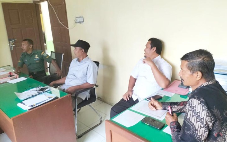 Babinsa Serda Yasier Arafat saat berkunjung silaturahmi ke kantor Desa Suka Damai Kecamatan Lembah Sabil, Rabu (3/1/2024). 